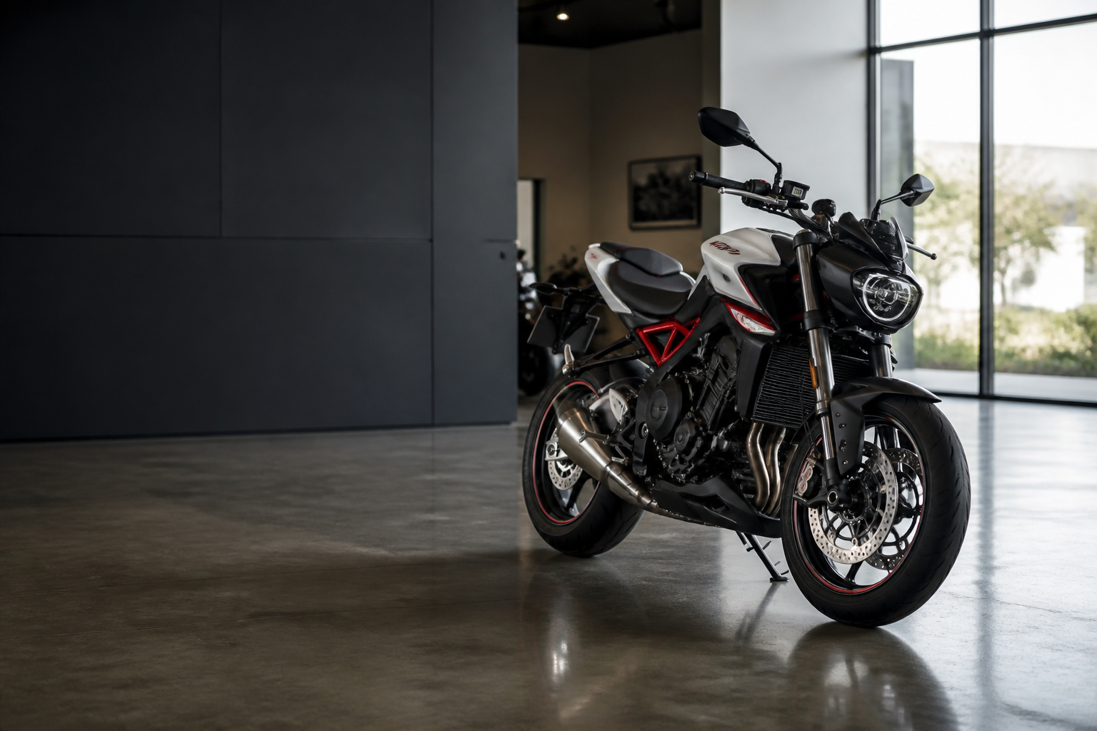 Moderne motor in een premium showroom